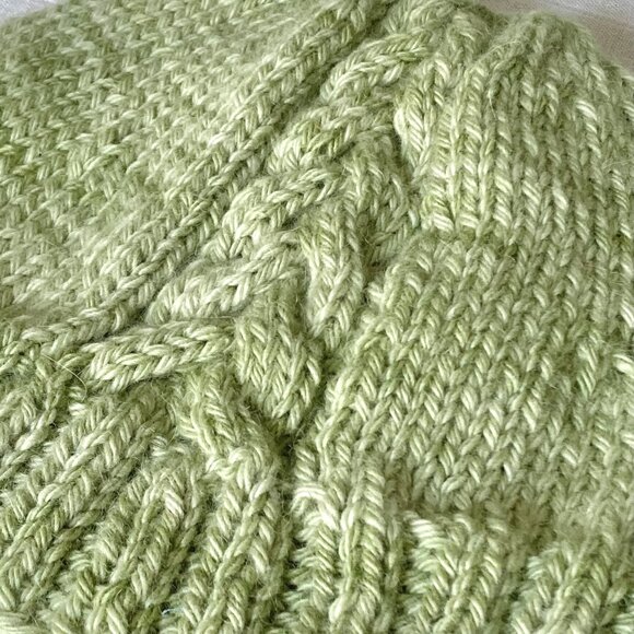 Handmade 🇨🇦 NWOT Hand Knit Alpaca Cable Toque - Picture 2 of 4